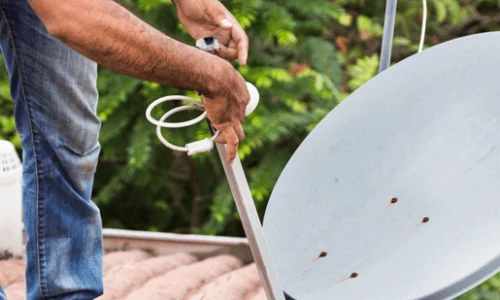 worker-installing-satellite-dish-and-antenna-on-PAVCCF8-900x500
